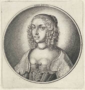 Vrouw met laag decolleté en parelketting